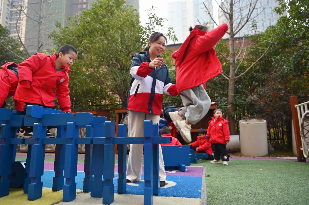周健与幼儿园的孩子们在一起。均为长沙人大融媒体中心记者 张圣贺 摄