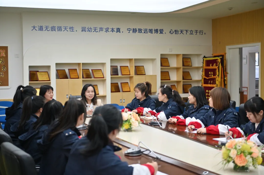 围绕进一步做好幼儿教育工作，周健与同事们进行交流探讨。