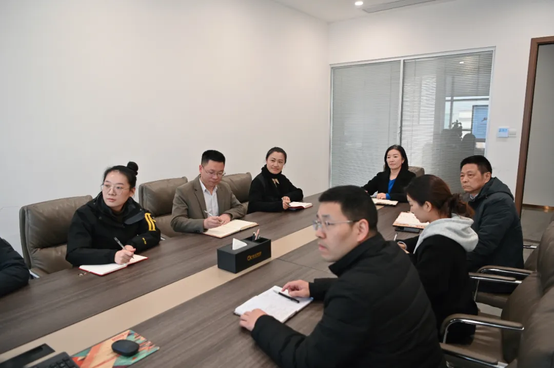 毛冰花与同事们深入交流，收集大家关于行业发展的金点子。