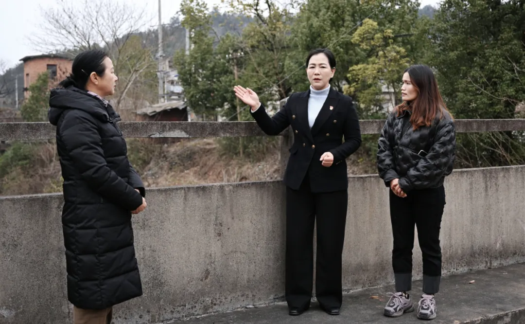 贺雪辉与社区工作人员共同为居民讲解煤炭坝未来规划。均为长沙人大融媒体中心记者 张圣贺 摄