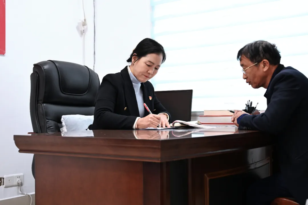 贺雪辉多次深入矿区，在实地考察、反复研究后完善代表建议内容。