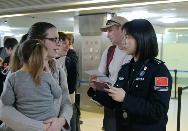 Foreign passengers go through customs clearance procedures at Changsha port. (Photo provided by the correspondent)