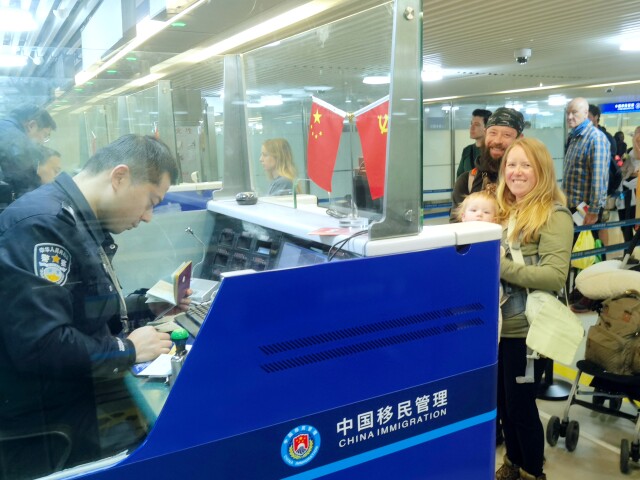 Foreign passengers go through customs clearance procedures at Changsha port. (Photo provided by the correspondent)