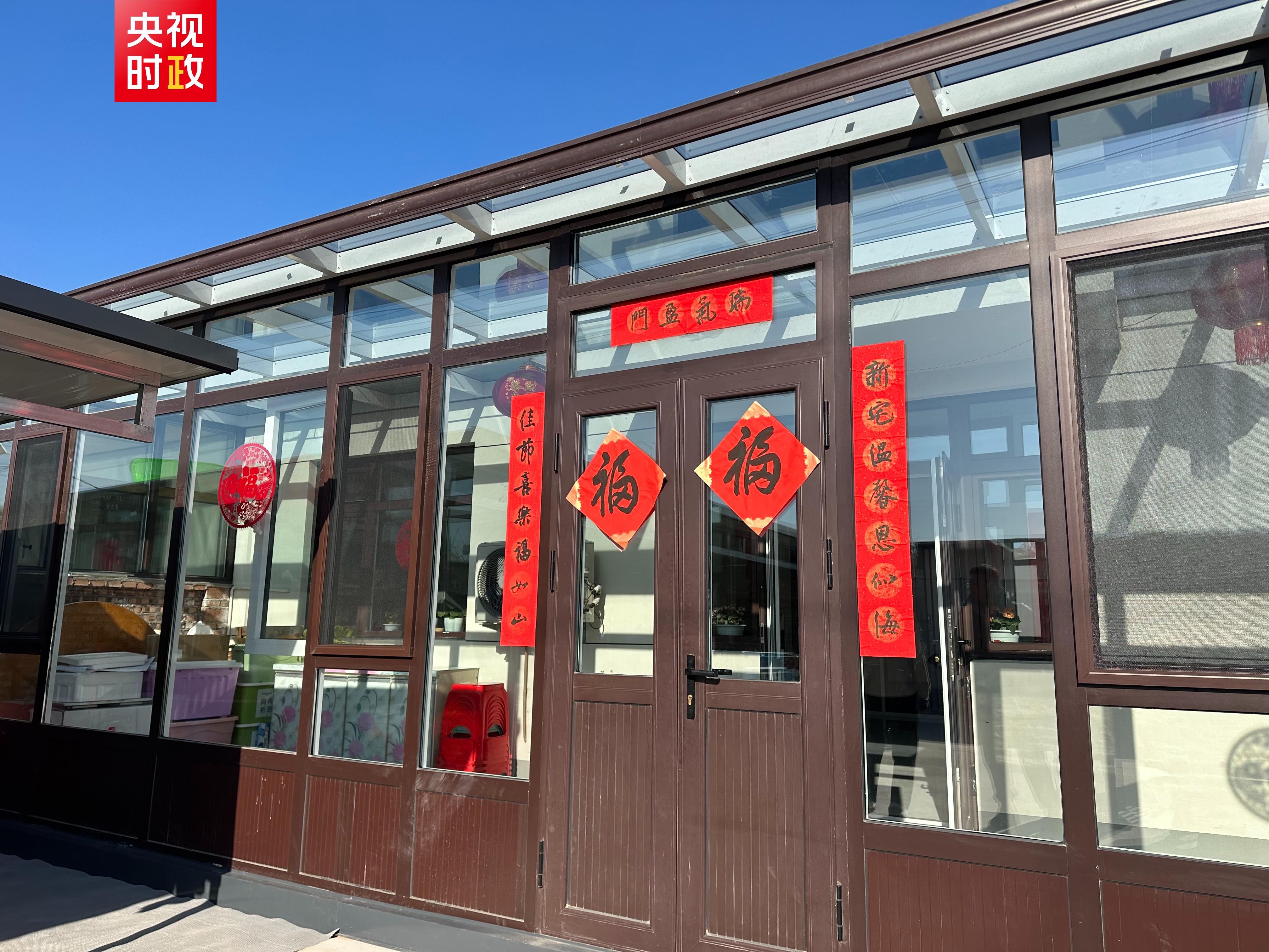 △春节将近，祝家新村每家每户都贴上了春联，这也是他们在新家过的第一个年。