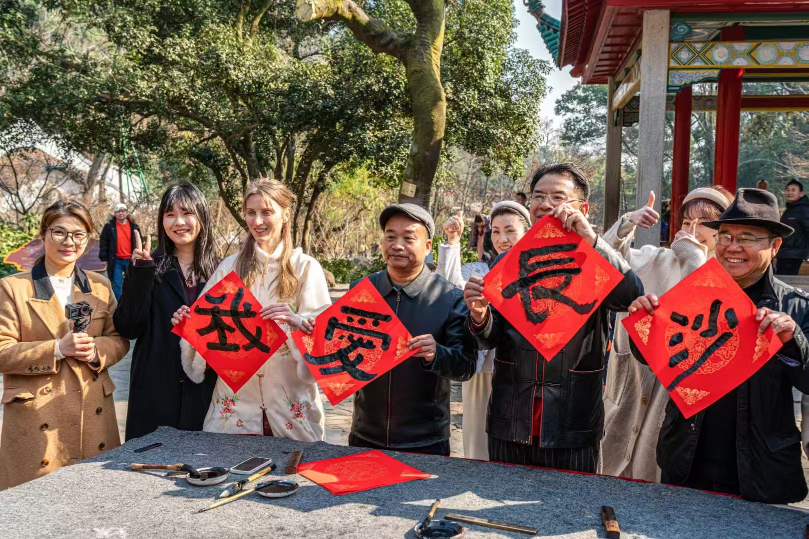 萨沙和曹隽平老师及师兄弟们在爱晚亭送春联。