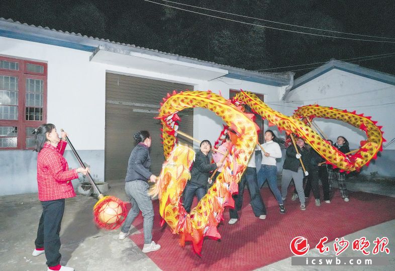 2月8日晚，湘江新区莲花镇飞扬艺术舞龙队的队员们还在进行比赛的备战训练。 长沙晚报全媒体记者 邹麟 摄