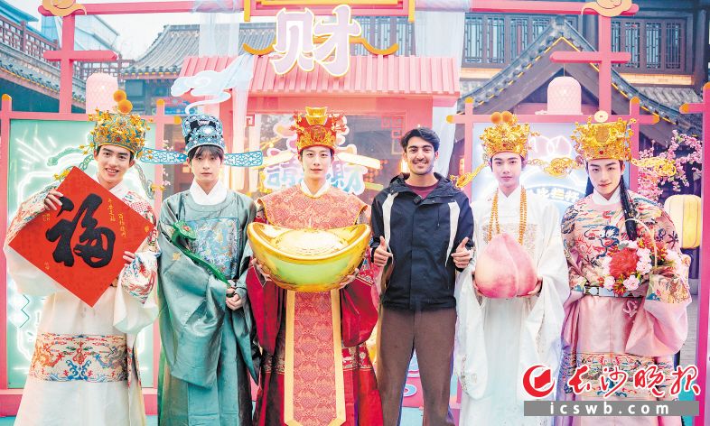 入境游客品热辣滚烫“湘味”中国年。