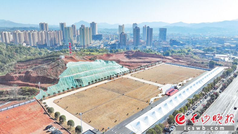 刚刚建成的李畋剧场将成为湘赣边烟花秀场新地标。2月9日，大瑶镇在此召开“招商质效提升年 园区发展提质年”推进大会。长沙晚报通讯员 彭红霞 摄