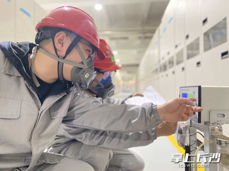 谢泽威与车间管理员在窑炉气氛面板确认烧结参数。受访方供图 谢泽威与车间管理员在窑炉气氛面板确认烧结参数。受访方供图