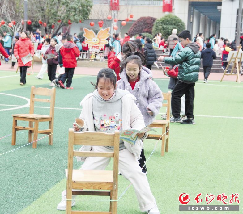 枫树山大桥小学的学生们课间玩跳皮筋游戏。 长沙市教育局 供图