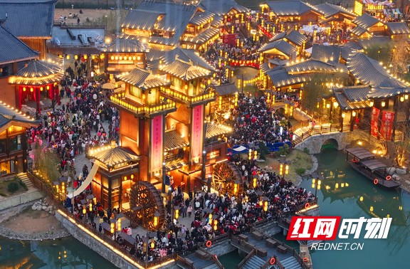 春节假期，南岳景区凭借独特的非遗庙会，吸引了众多游客。曹正平 摄