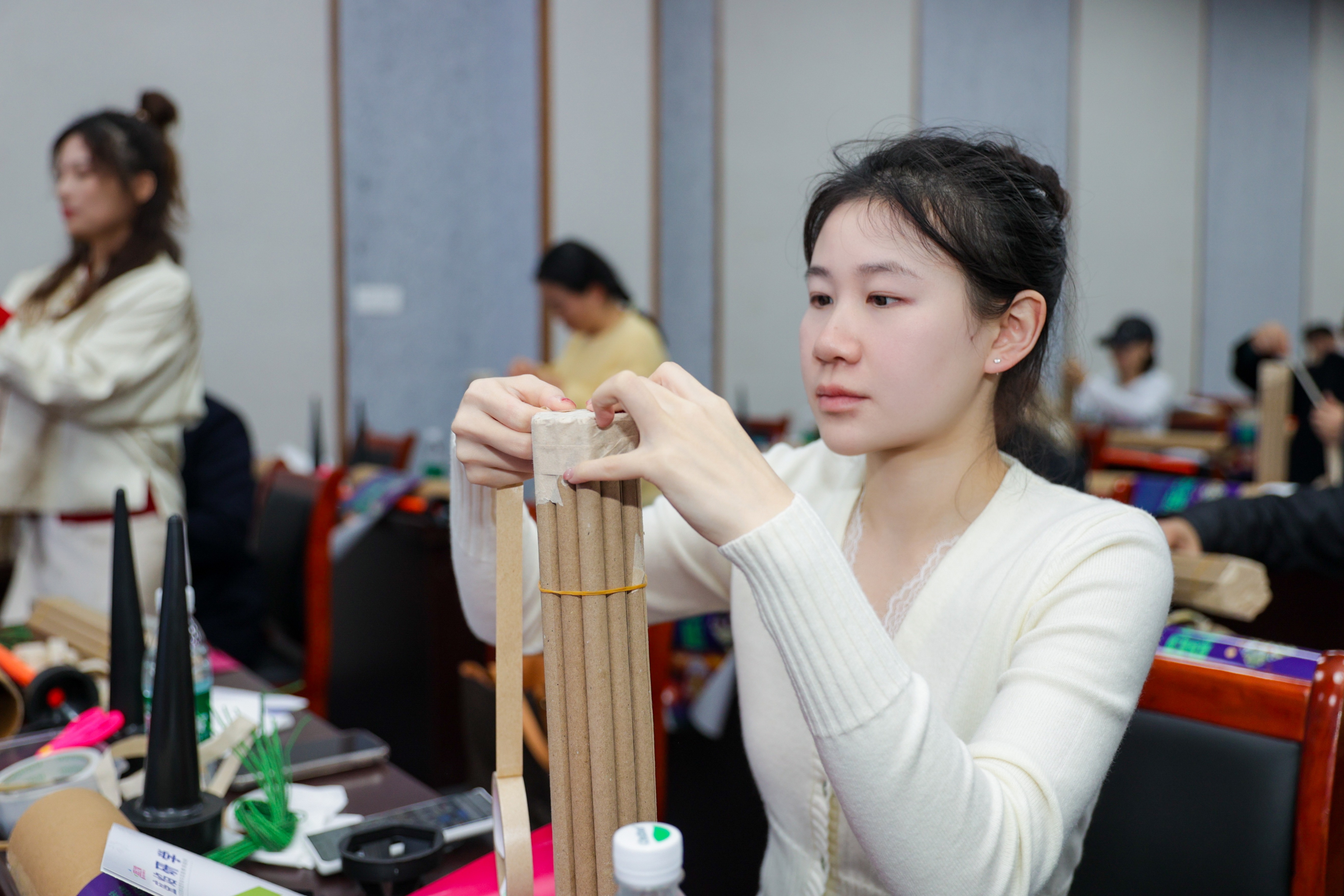 嘉宾体验加特林制作流程。