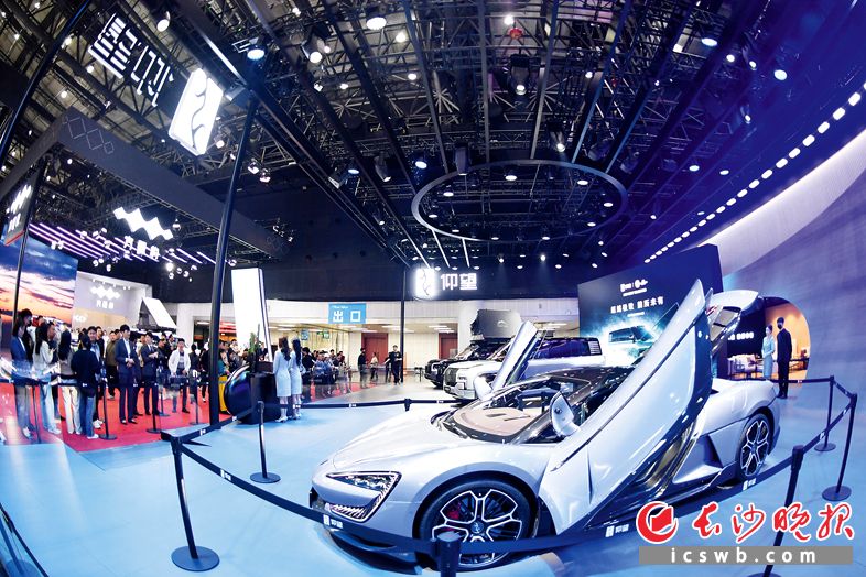 在2024年湖南乘用车上险车型TOP10榜单中，比亚迪等自主品牌表现亮眼，共有4款车型跻身其中。在新能源领域，自主品牌优势则更为突出。图为2024湖南车展引人瞩目的比亚迪子品牌仰望展台。长沙晚报全媒体记者 王志伟 摄