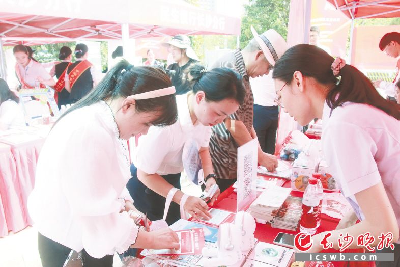 在国家金融监督管理总局湖南监管局的部署下,长沙银行开展2024年“金融教育宣传月”户外宣传活动,向消费者普及金融知识。李婧 摄 在国家金融监督管理总局湖南监管局的部署下,长沙银行开展2024年“金融教育宣传月”户外宣传活动,向消费者普及金融知识。李婧 摄