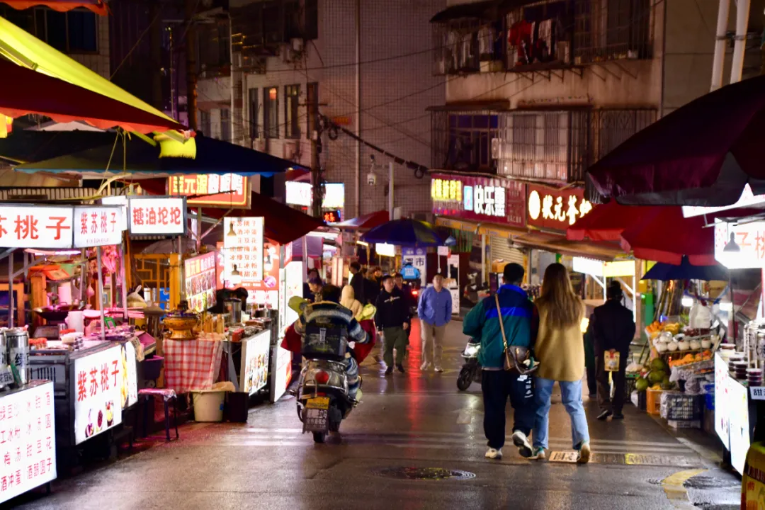 东瓜山夜市。何佳丽 摄