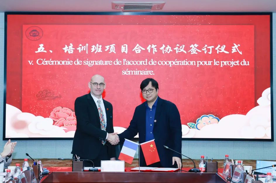 The International Education Institute of the Hunan University of Chinese Medicine and the French College of Traditional Chinese Medicine sign a cooperation agreement for a training program on March 10. (Photo/Liu Yiting)