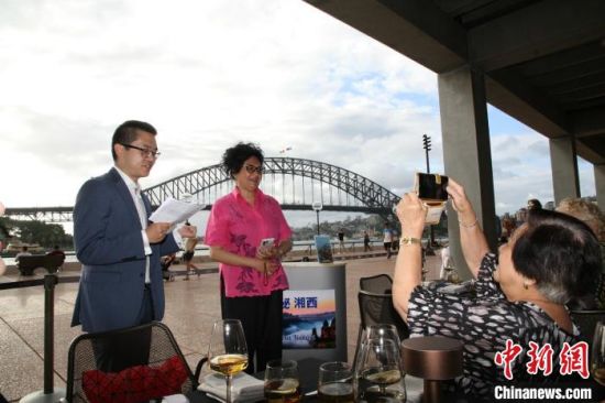 Ms. Helen Zhang (2nd, L), chairwoman of the Australia NSW Chinese Women Association, attends and addresses the event. (Photo/Gu Shihong)  