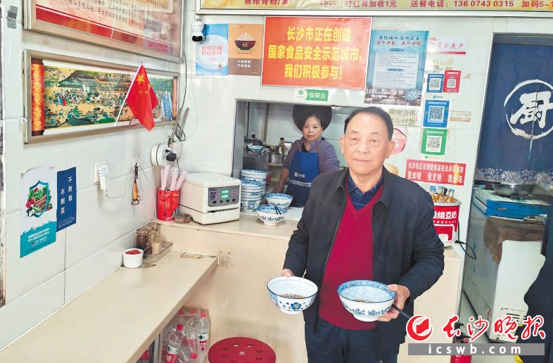 喻水生在粉面店无偿帮忙近8年。均为长沙晚报全媒体记者 舒元臻 通讯员 王伊黎 摄影报道 喻水生在粉面店无偿帮忙近8年。均为长沙晚报全媒体记者 舒元臻 通讯员 王伊黎 摄影报道