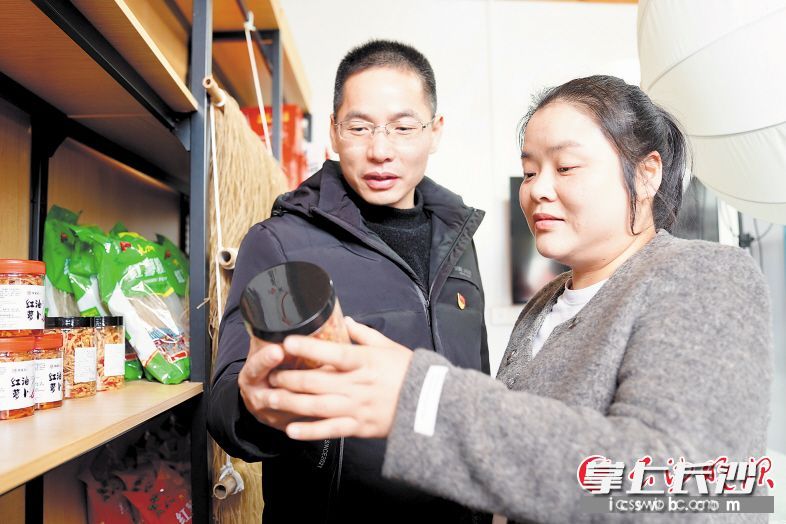 作为聚宏农业创始人，张建波（左）和陈慧夫妇一直坚持品质至上的原则。长沙晚报全媒体记者 张禹 通讯员 段华良 摄影报道