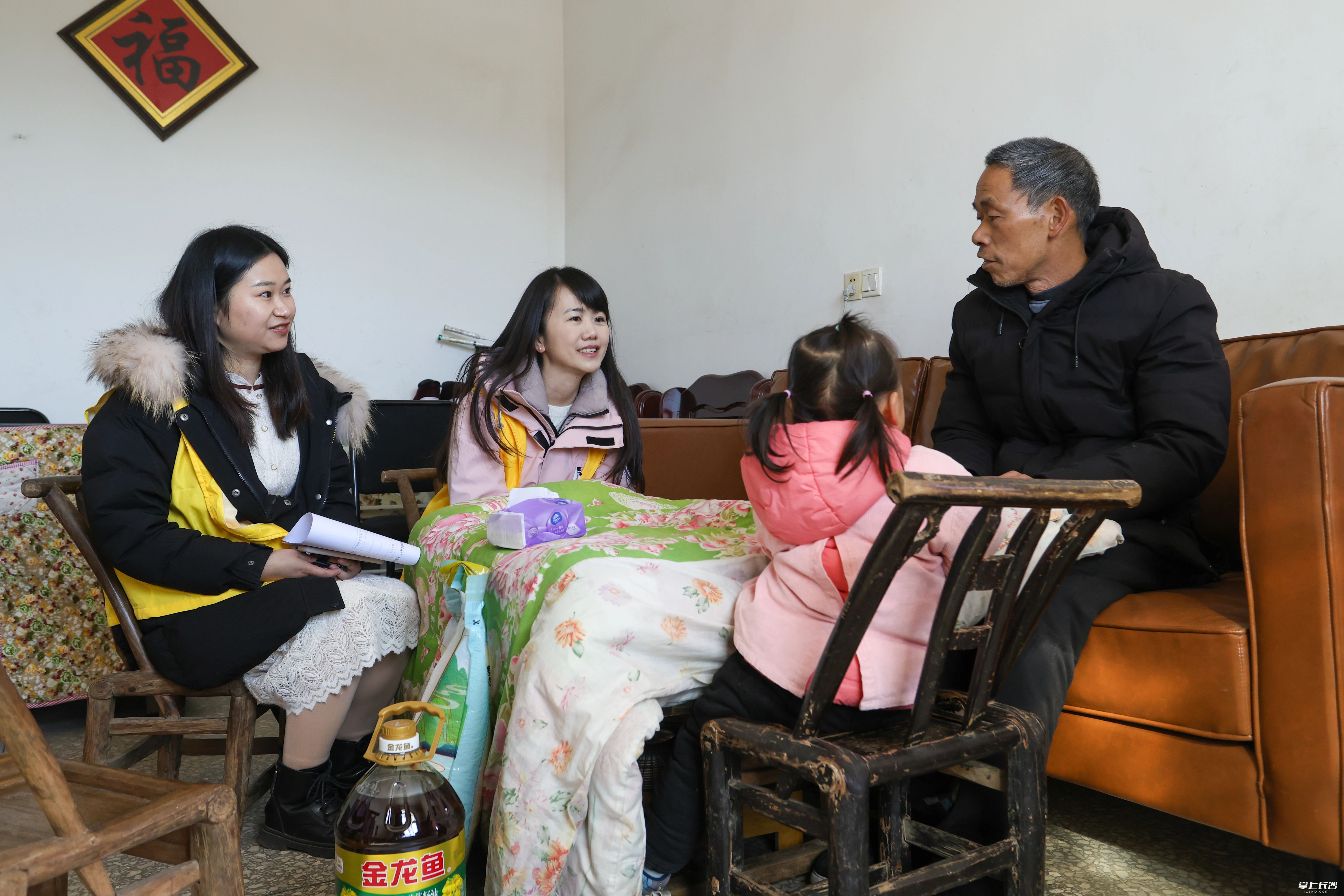 民政服务站工作人员走访服务对象。