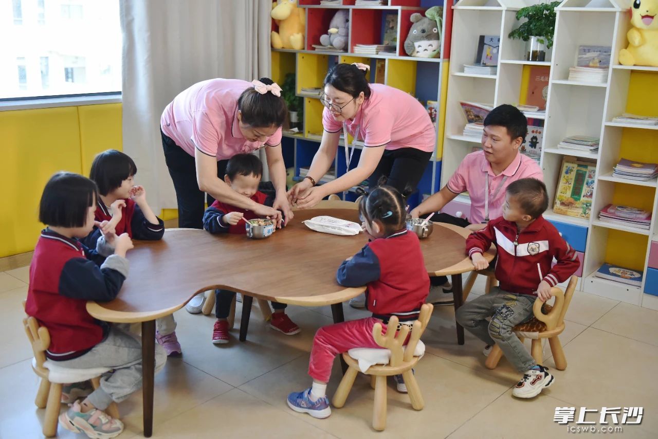 特教老师正在为福利院儿童上课。