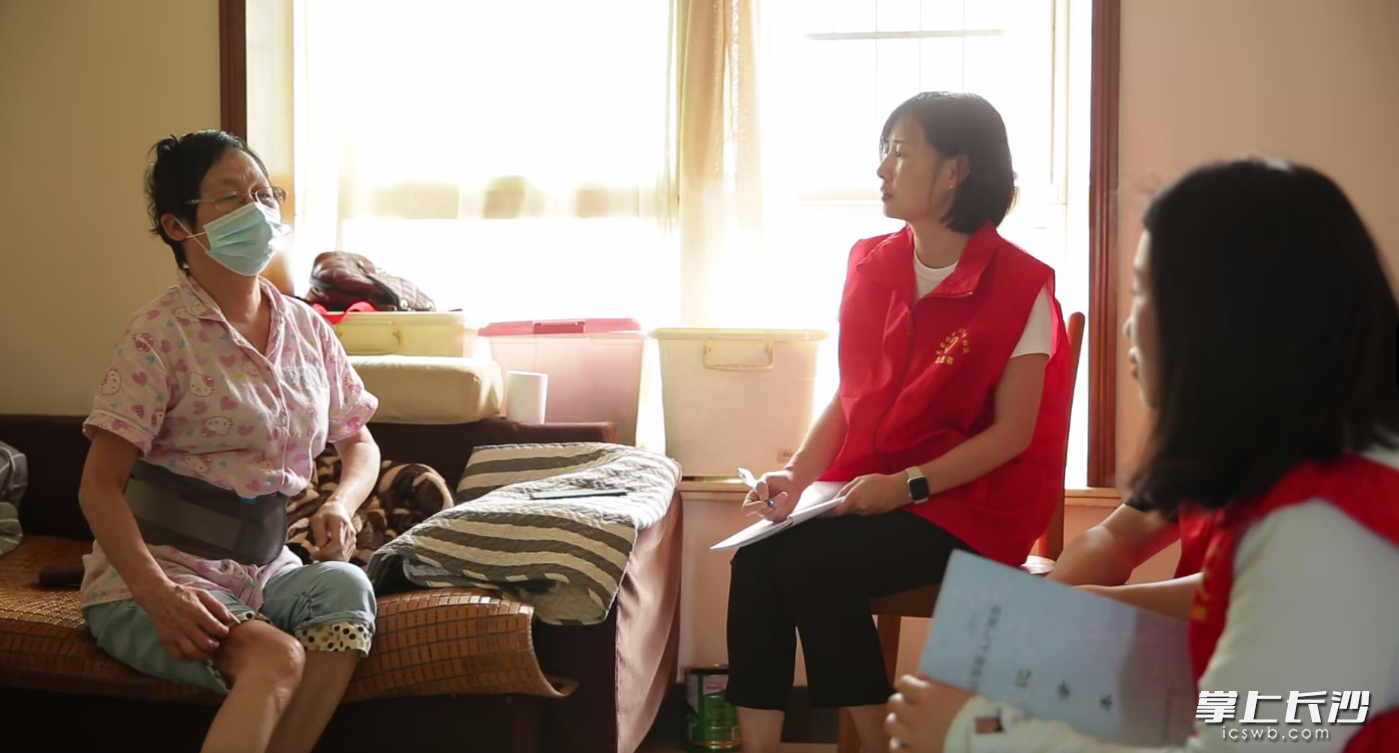 救助专干上门了解困难群众家庭情况。