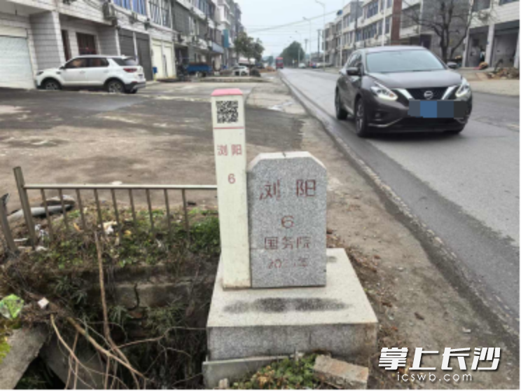 长沙市民政局自主建立监测监管系统，通过安装智能界桩，利用信息化技术进行远程监管，实现全天候全周期无人值守监测。