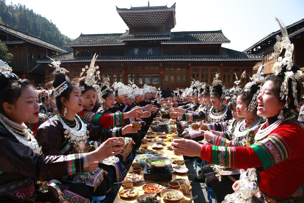 侗族群众围坐一起吃长桌宴。杨代富 摄