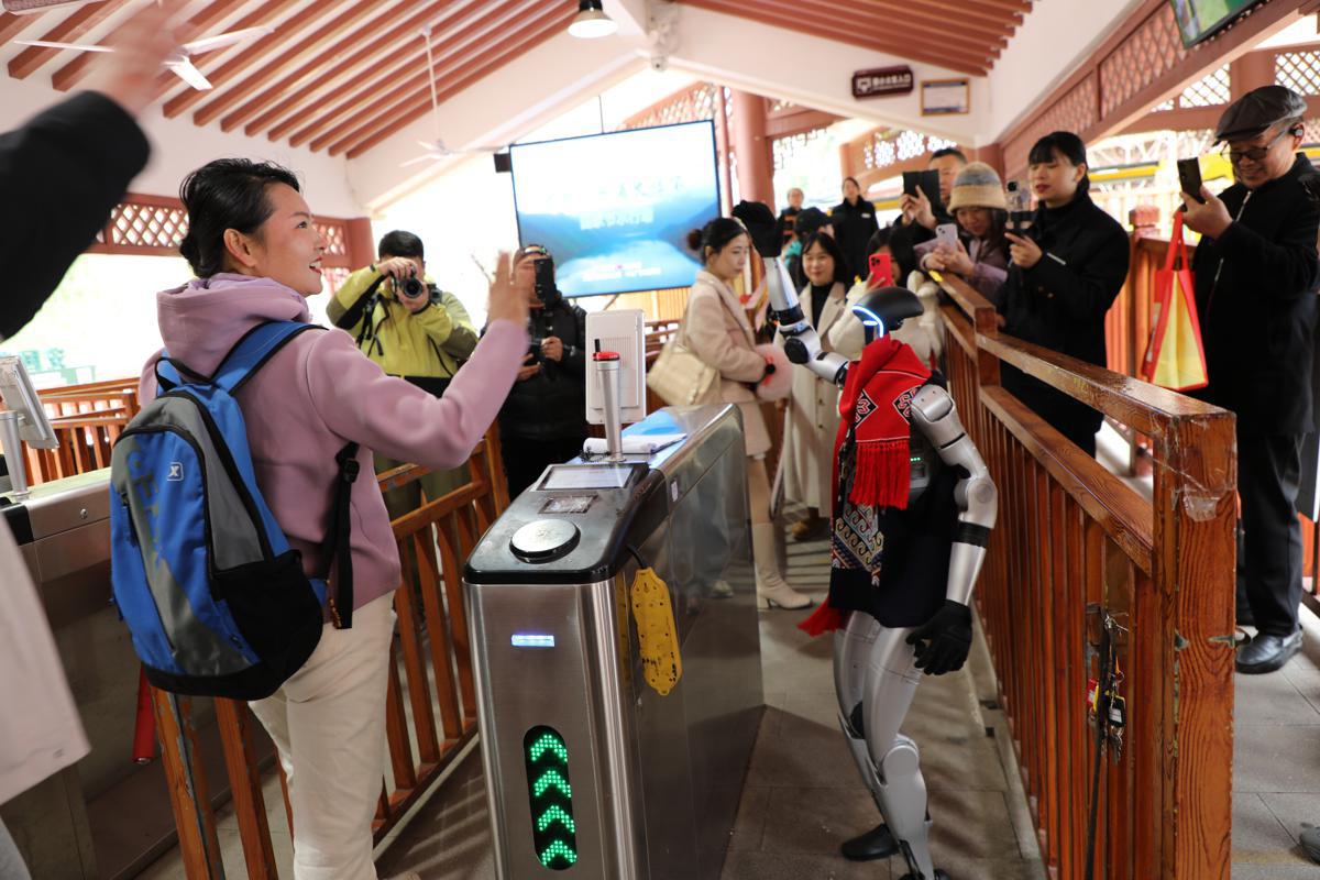 Robots and robotic dogs warmly greet tourists in Zhangjiajie, Hunan province. [Photo provided to chinadaily.com.cn]