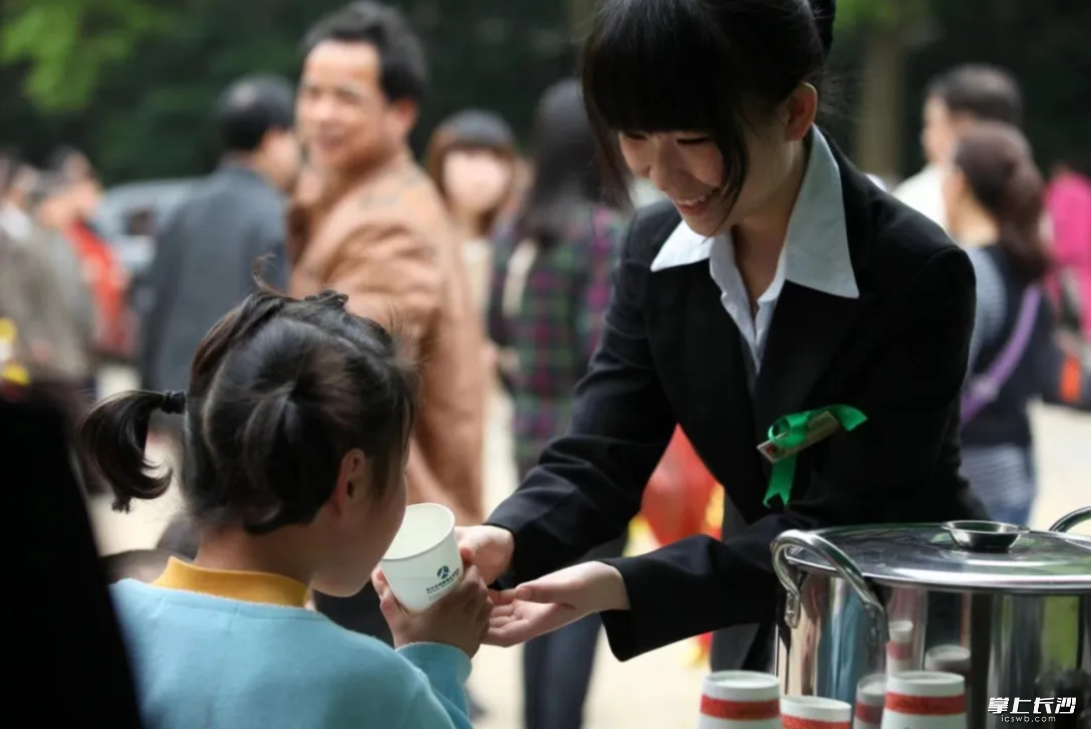 “绿丝带”全程引导班为群众服务。