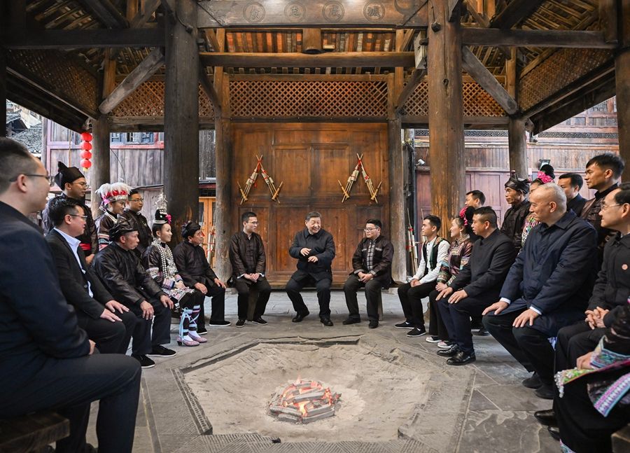 3月17日至18日，中共中央总书记、国家主席、中央军委主席习近平在贵州考察。这是17日下午，习近平在黔东南州黎平县肇兴侗寨考察时，在信团鼓楼同村干部和村民代表围坐在火塘边，共话乡村全面振兴。新华社记者 谢环驰 摄