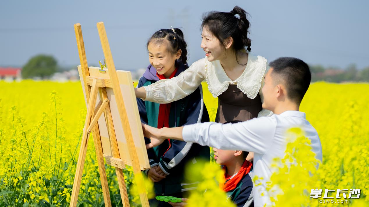 师生用水彩画记录下金黄色的春天记忆。
