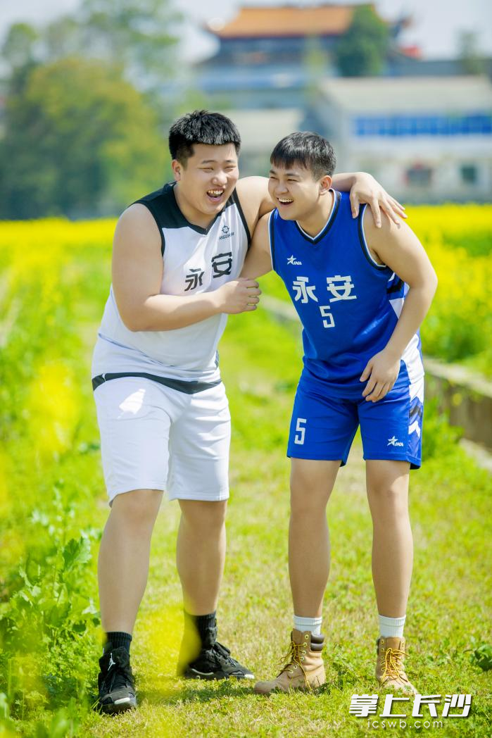 永安球员在花间小路上相互打趣，讲着说不完的趣事。