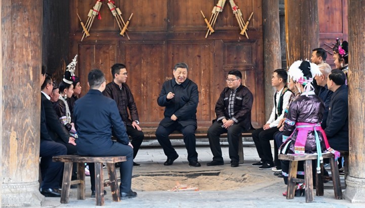 3月17日,习近平在贵州黔东南侗寨考察,与村民围坐火塘共话乡村全面振兴。 3月17日,习近平在贵州黔东南侗寨考察,与村民围坐火塘共话乡村全面振兴。