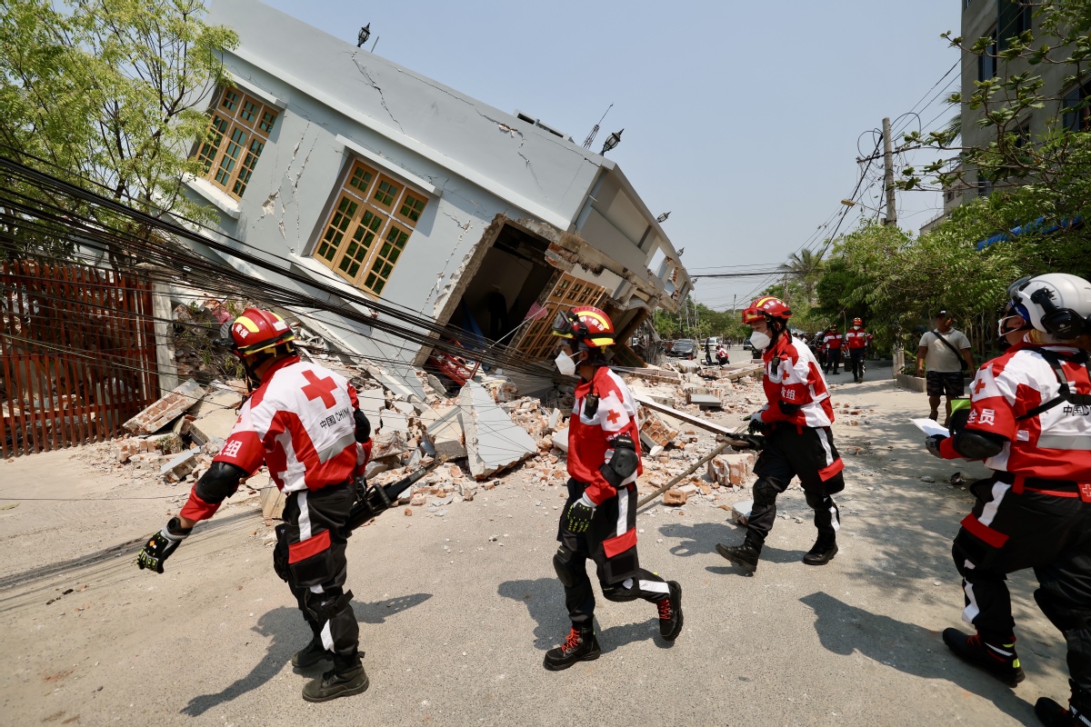 Members of the Chinese Red Cross International Emergency Response Team work on a residential building in Mandalay, Myanmar, March 31, 2025. The team will carry out earthquake relief efforts in the quake-struck Mandalay, including structure demolition, search and rescue operations, medical transport, healthcare assistance, and psychological counseling service. [Photo by Wei Xiaohao/chinadaily.com.cn]