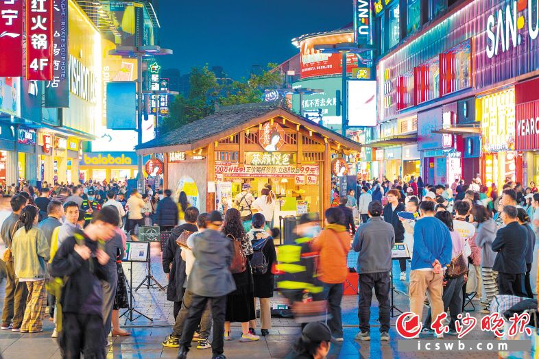 从舌尖到指尖、从线下到线上，长沙新消费品牌不断焕发出蓬勃能量，新业态不断冲刷着传统消费形态的边界，汇聚成城市高质量发展的持久动力。图片均由长沙晚报全媒体记者 刘晓敏 摄