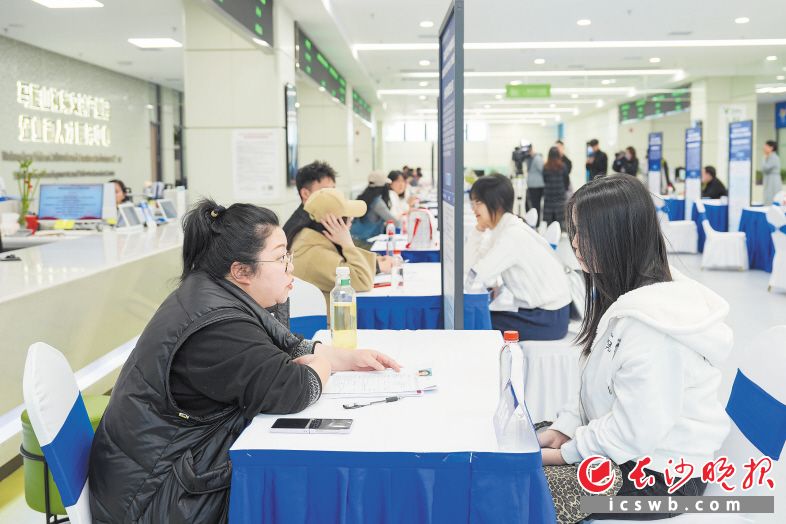 今年“春风行动”开展以来，长沙组织线上线下招聘活动322场次。长沙晚报全媒体记者 郭雨滴 摄