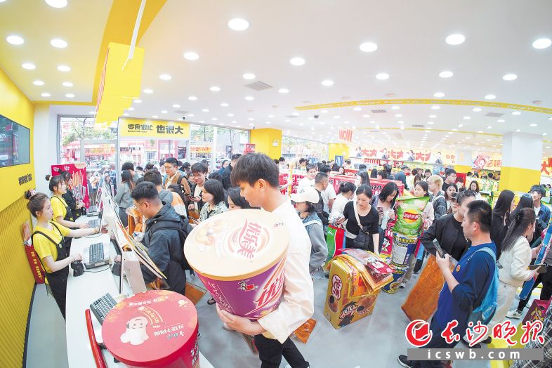 鸣鸣很忙的“大零食”成为长沙文旅消费的一张新名片。资料照片