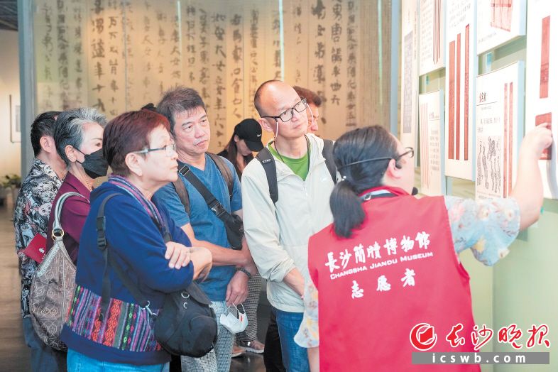 2024年，长沙简牍博物馆接待观众近百万人次，创下历史新高。这是志愿者在引导游客参观。长沙晚报全媒体记者刘晓敏 摄