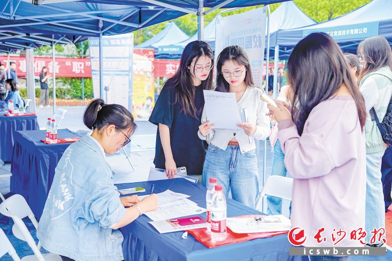 招聘当日共收取简历2450份，达成初步意向1505人次。长沙晚报实习生 刘雅雯 摄