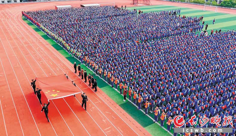 今年4月7日，学校举行天安门广场国旗迎接仪式，学校国旗护卫队将国旗护送至校史馆展厅展出。