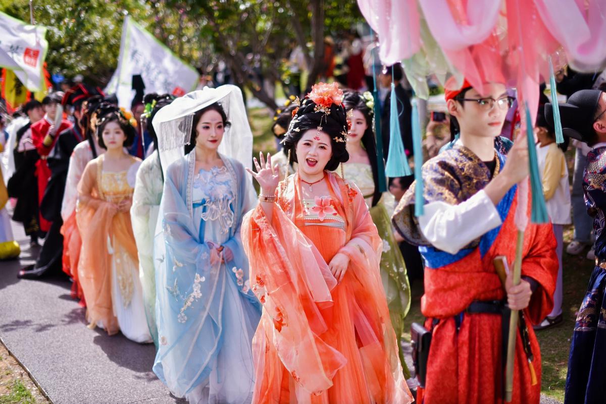 Young people dressed in hanfu during a recent celebration of Spring in Changsha, Hunan province. [Photo by chinadaily.com.cn]