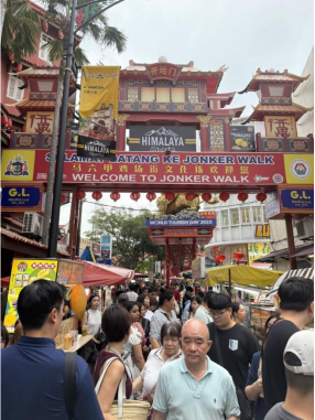 在以鸡场街为中心的马六甲历史城区，各具特色的骑楼、商铺林立，这里不仅是郑和驻扎马六甲时设立“官厂”的所在地，也是早期华人迁居南洋的落脚点。人民日报记者 俞懿春摄