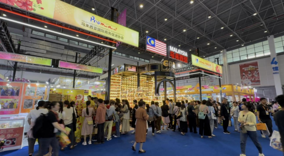 第五届中国国际消费品博览会上，马来西亚相关企业展台吸引观众驻足。人民日报记者 徐杭燕摄