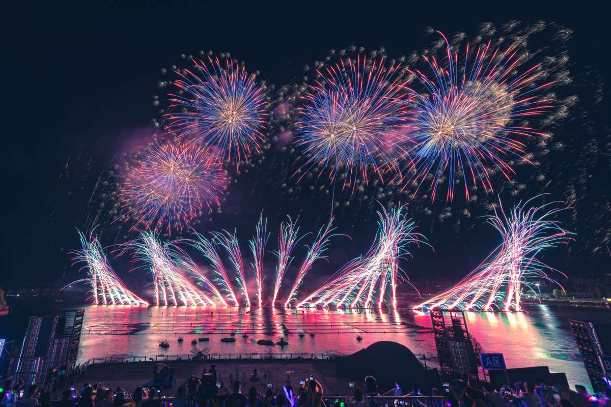 A fireworks display opens the 19th International Symposium on Fireworks in Liling, Hunan province, on Monday night. [Photos by Liling Multimedia Center]