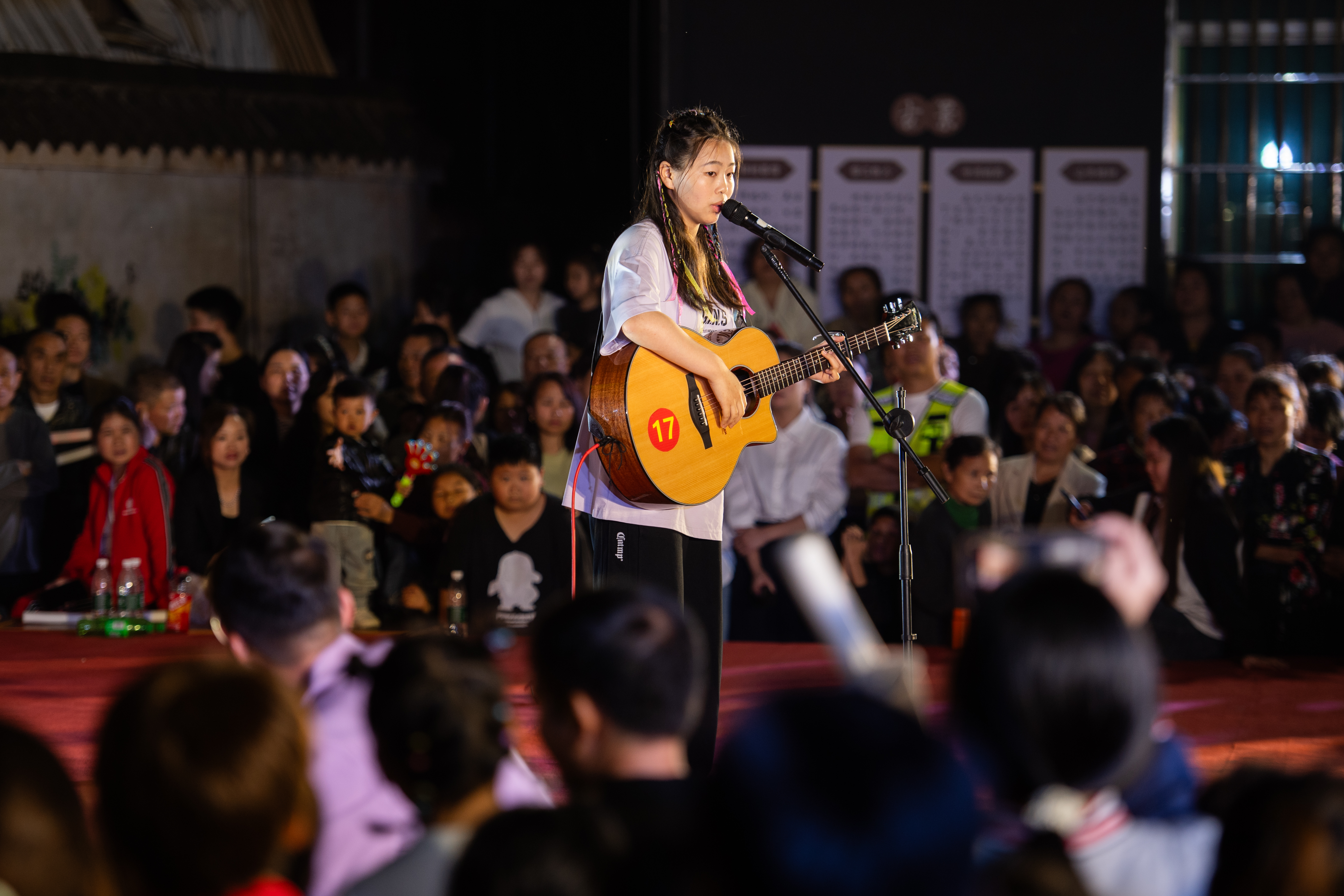 17 号选手胡雪情演唱了一首《海阔天空》。