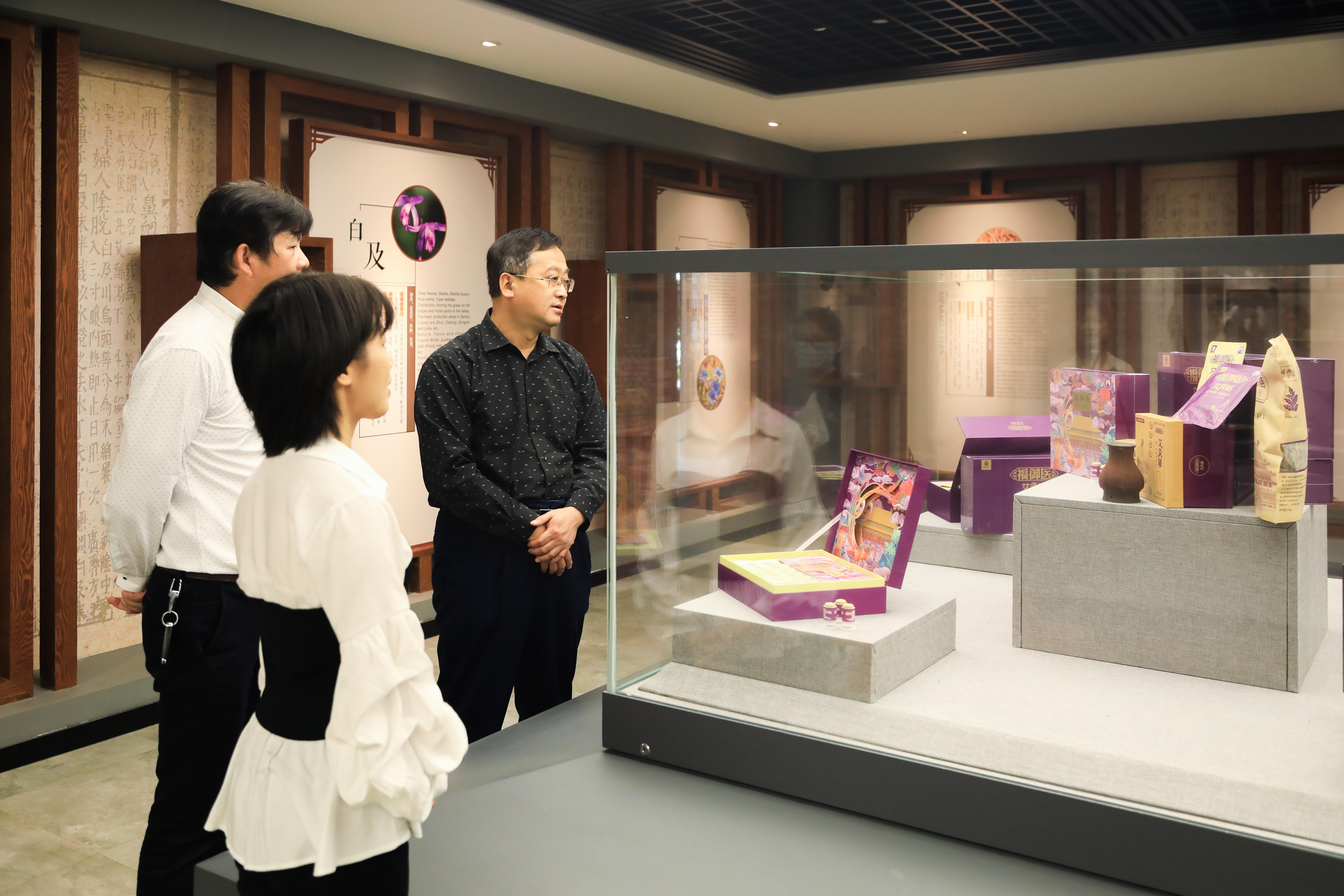 游客不仅能观摩古籍中的艾灸技艺，还能通过直观感受小罐灸的热力渗透过程。这种“文化展示+产品体验+产业落地”的模式，让中医药文化从静态陈列走向动态传播。