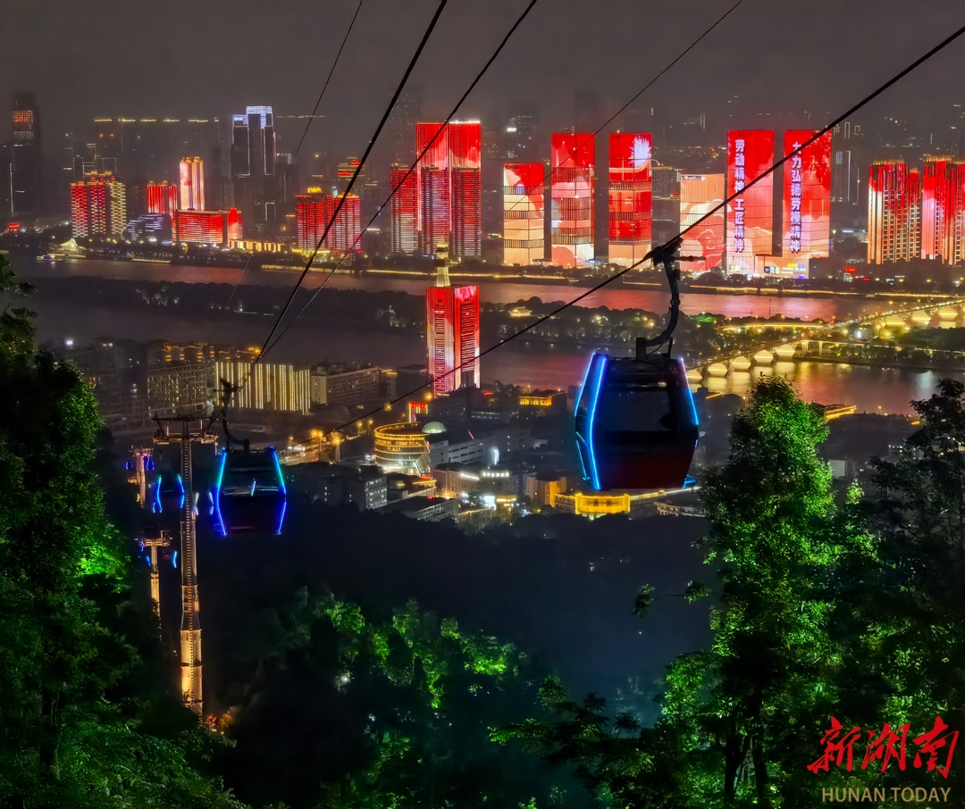 可以坐岳麓山索道看夜长沙了。