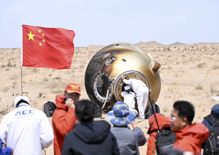 4月30日，神舟十九号载人飞船返回舱在东风着陆场成功着陆，航天员蔡旭哲、宋令东、王浩泽身体状态良好，神舟十九号载人飞行任务取得圆满成功。新华社记者 贝赫 摄