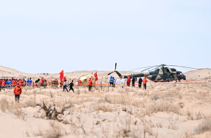 4月30日，神舟十九号载人飞船返回舱在东风着陆场成功着陆，航天员蔡旭哲、宋令东、王浩泽身体状态良好，神舟十九号载人飞行任务取得圆满成功。新华社记者 贝赫 摄